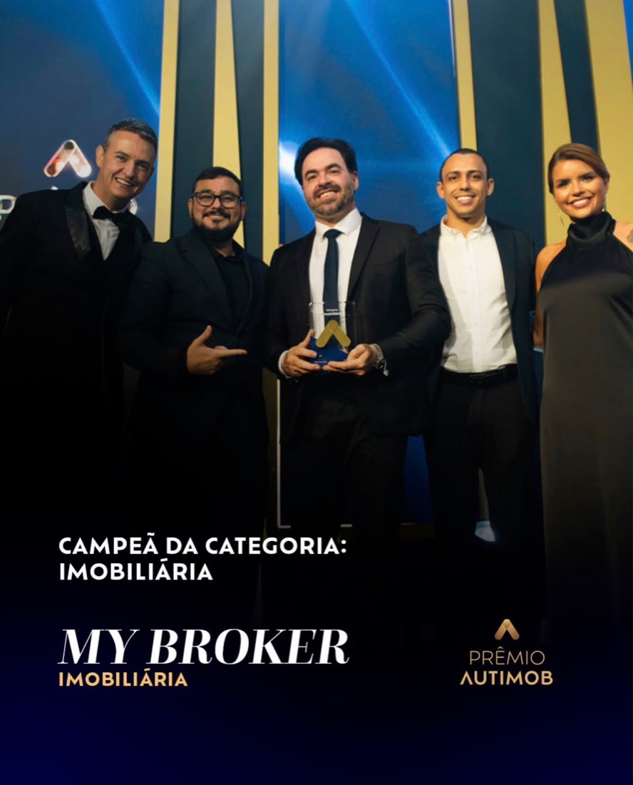 Equipe da My Broker no palco do Prêmio Autimob com o troféu
