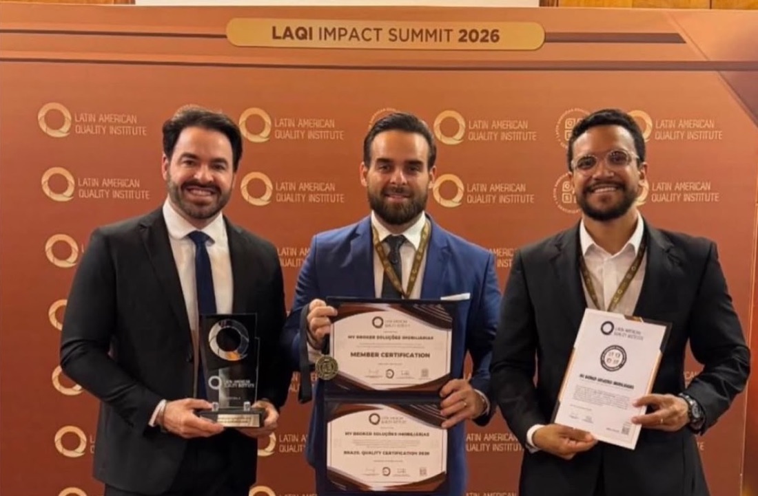 Ronaldo Dantas e os sócios do grupo My Broker com o troféu e os certificados do LAQI Impact Summit 2026
