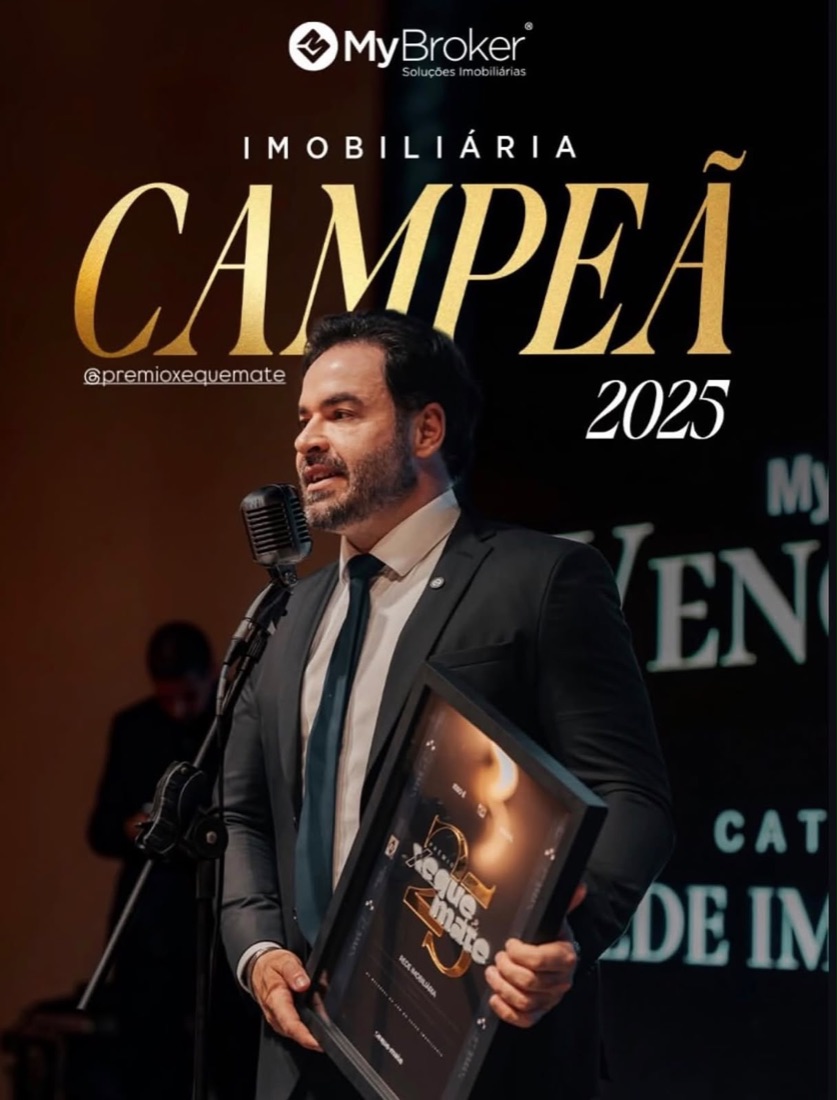 Ronaldo Dantas no palco do Prêmio Xeque-Mate 2025, segurando o quadro do prêmio